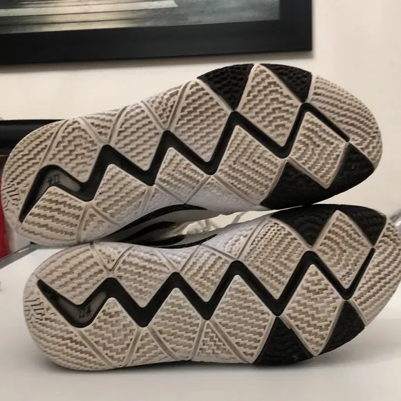 NIKE KYRIE 4 BLACK WHITE BASKETBALL SNEAKERS MENS SIZE 11.5