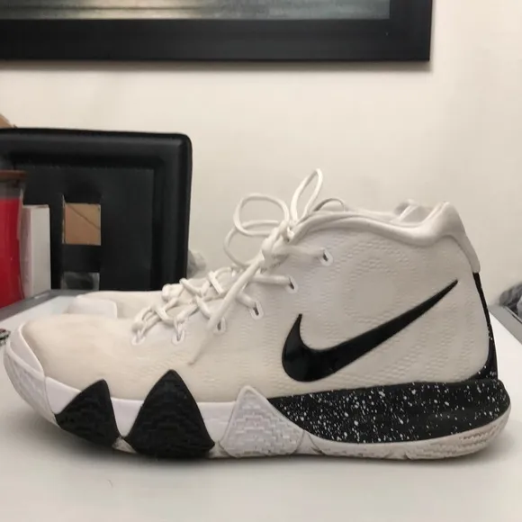 NIKE KYRIE 4 BLACK WHITE BASKETBALL SNEAKERS MENS SIZE 11.5