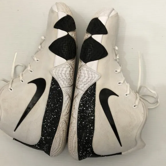 NIKE KYRIE 4 BLACK WHITE BASKETBALL SNEAKERS MENS SIZE 11.5
