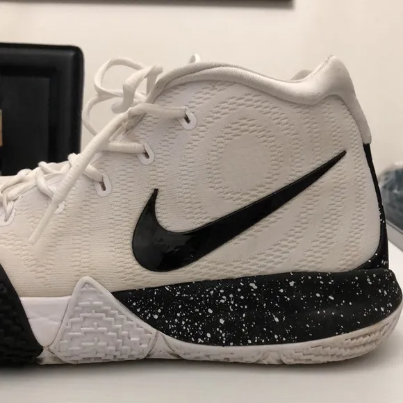 NIKE KYRIE 4 BLACK WHITE BASKETBALL SNEAKERS MENS SIZE 11.5