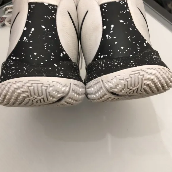 NIKE KYRIE 4 BLACK WHITE BASKETBALL SNEAKERS MENS SIZE 11.5