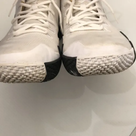 NIKE KYRIE 4 BLACK WHITE BASKETBALL SNEAKERS MENS SIZE 11.5