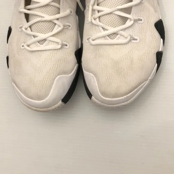 NIKE KYRIE 4 BLACK WHITE BASKETBALL SNEAKERS MENS SIZE 11.5