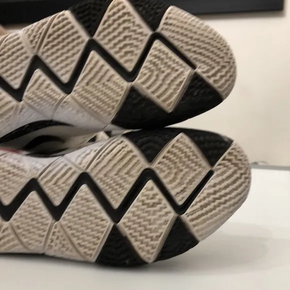 NIKE KYRIE 4 BLACK WHITE BASKETBALL SNEAKERS MENS SIZE 11.5