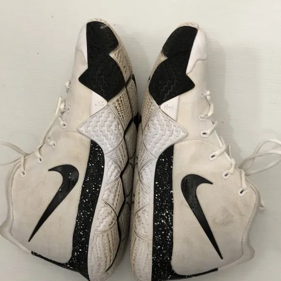 NIKE KYRIE 4 BLACK WHITE BASKETBALL SNEAKERS MENS SIZE 11.5