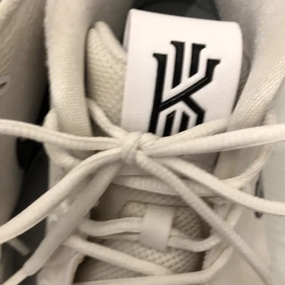 NIKE KYRIE 4 BLACK WHITE BASKETBALL SNEAKERS MENS SIZE 11.5