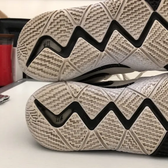 NIKE KYRIE 4 BLACK WHITE BASKETBALL SNEAKERS MENS SIZE 11.5