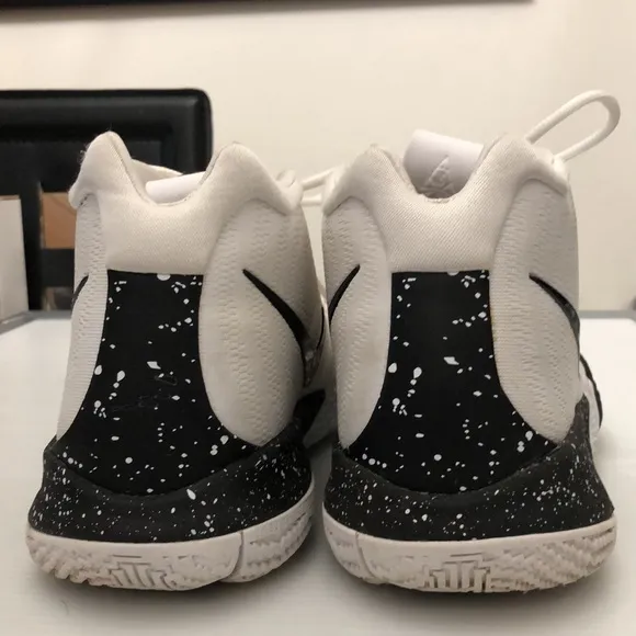 NIKE KYRIE 4 BLACK WHITE BASKETBALL SNEAKERS MENS SIZE 11.5