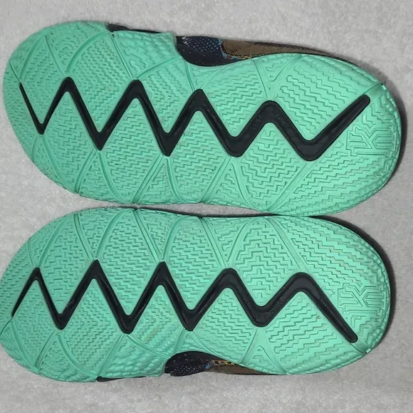 Nike Kyrie 4 MAMBA Mentality Kobe Basketball Sneakers Size 6.5Y