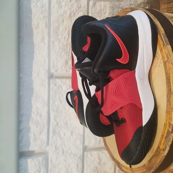 Nike Kyrie Flytrap 3 Size 4.5Y