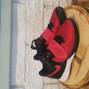 Nike Kyrie Flytrap 3 Size 4.5Y