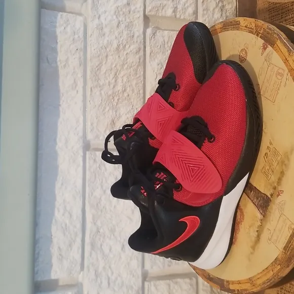 Nike Kyrie Flytrap 3 Size 4.5Y