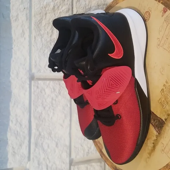 Nike Kyrie Flytrap 3 Size 4.5Y