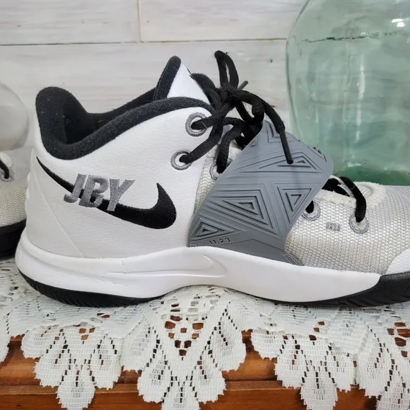 NIKE Kyrie Flytrap III Sneakers Size 9.5 Sneakers Hightops Basketball