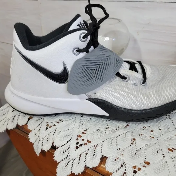 NIKE Kyrie Flytrap III Sneakers Size 9.5 Sneakers Hightops Basketball