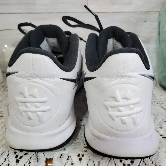 NIKE Kyrie Flytrap III Sneakers Size 9.5 Sneakers Hightops Basketball