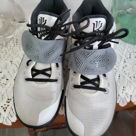 NIKE Kyrie Flytrap III Sneakers Size 9.5 Sneakers Hightops Basketball