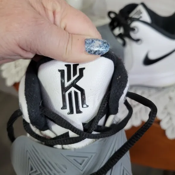 NIKE Kyrie Flytrap III Sneakers Size 9.5 Sneakers Hightops Basketball