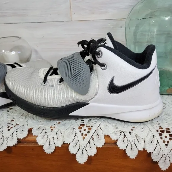 NIKE Kyrie Flytrap III Sneakers Size 9.5 Sneakers Hightops Basketball