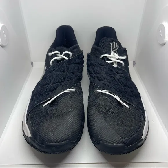 Nike Kyrie Low Sneakers
