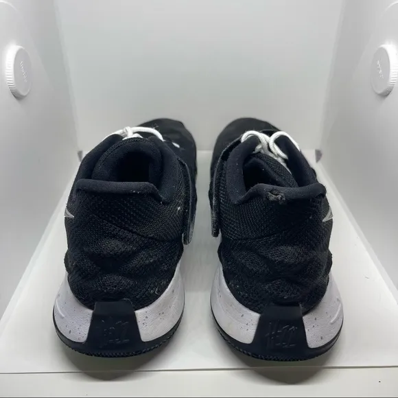Nike Kyrie Low Sneakers