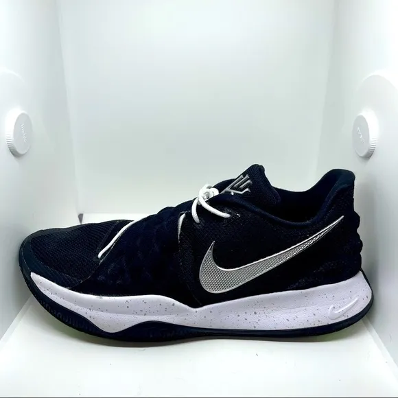 Nike Kyrie Low Sneakers