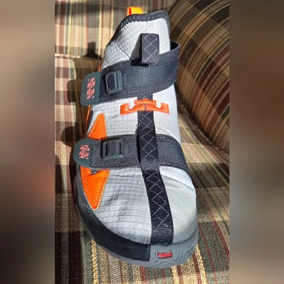 Nike LeBron 13 Soldier FlyEase Sz 6Y / 24 cm Grey/Orange
