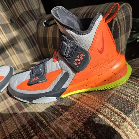 Nike LeBron 13 Soldier FlyEase Sz 6Y / 24 cm Grey/Orange