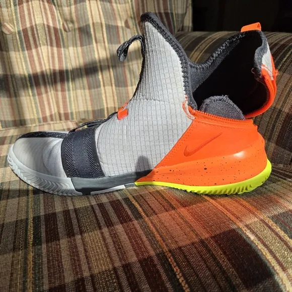 Nike LeBron 13 Soldier FlyEase Sz 6Y / 24 cm Grey/Orange