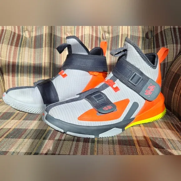 Nike LeBron 13 Soldier FlyEase Sz 6Y / 24 cm Grey/Orange