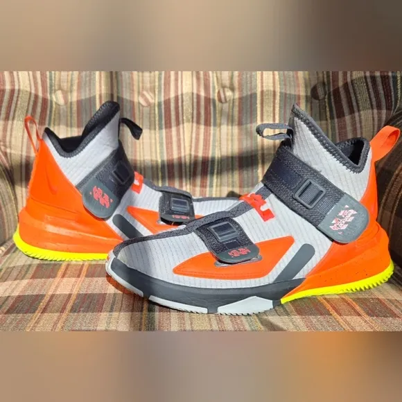 Nike LeBron 13 Soldier FlyEase Sz 6Y / 24 cm Grey/Orange