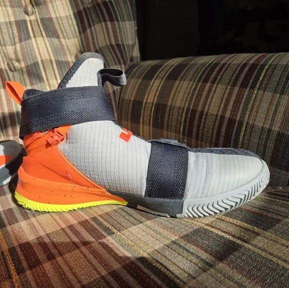 Nike LeBron 13 Soldier FlyEase Sz 6Y / 24 cm Grey/Orange