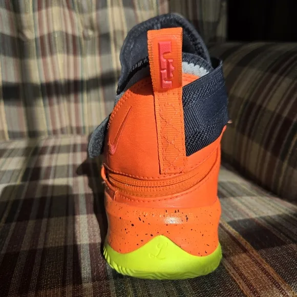 Nike LeBron 13 Soldier FlyEase Sz 6Y / 24 cm Grey/Orange