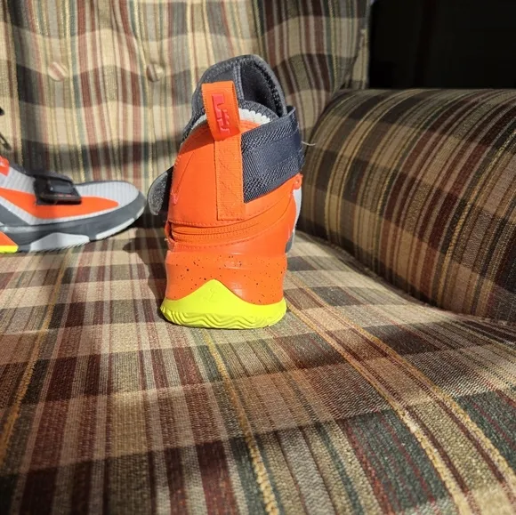 Nike LeBron 13 Soldier FlyEase Sz 6Y / 24 cm Grey/Orange