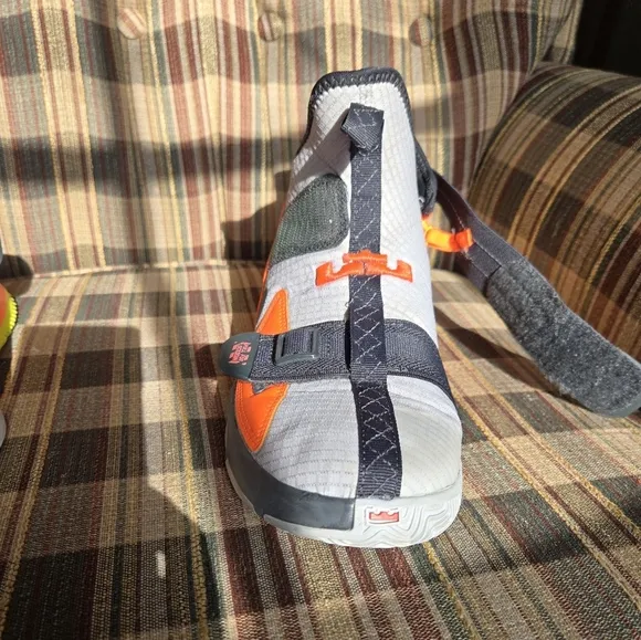 Nike LeBron 13 Soldier FlyEase Sz 6Y / 24 cm Grey/Orange