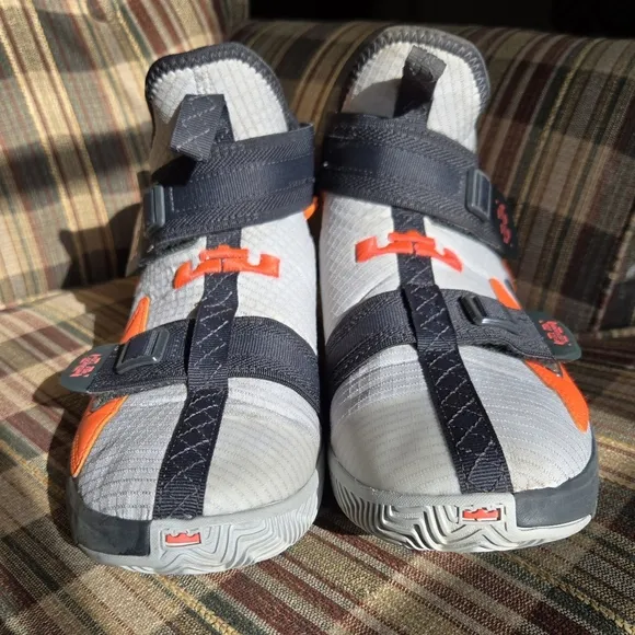 Nike LeBron 13 Soldier FlyEase Sz 6Y / 24 cm Grey/Orange