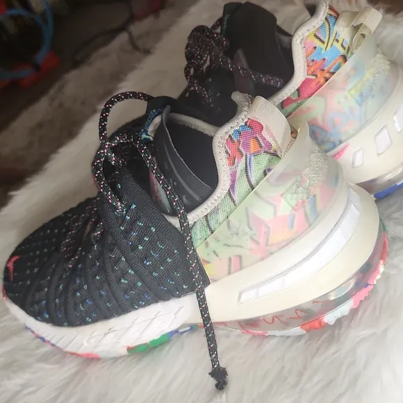 NIKE LEBRON 18 SNEAKERS