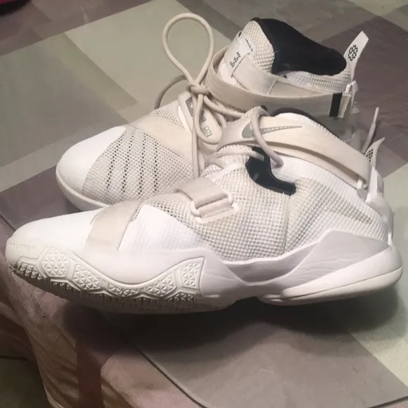 Nike Lebron James Basketball Sneakers size 7Y/8.5W