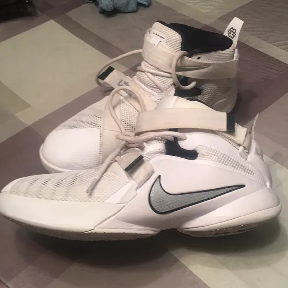 Nike Lebron James Basketball Sneakers size 7Y/8.5W