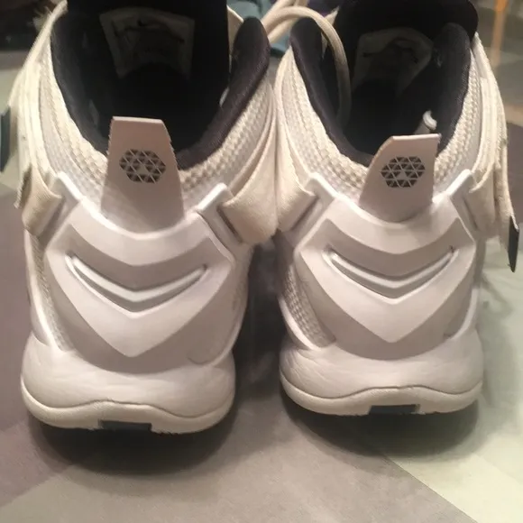 Nike Lebron James Basketball Sneakers size 7Y/8.5W