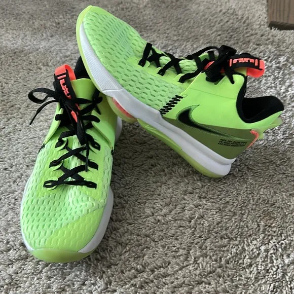 Nike LeBron Witness 5 Grinch Basketball Sneakers
