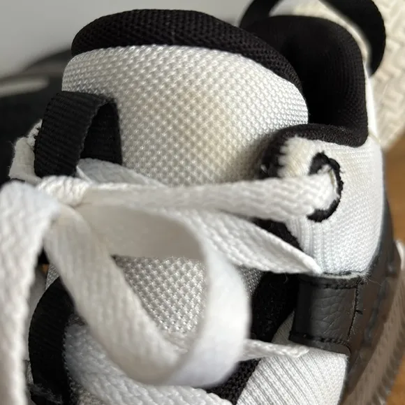 Nike LeBron Witness 7 Black and White Sneakers youth size 6