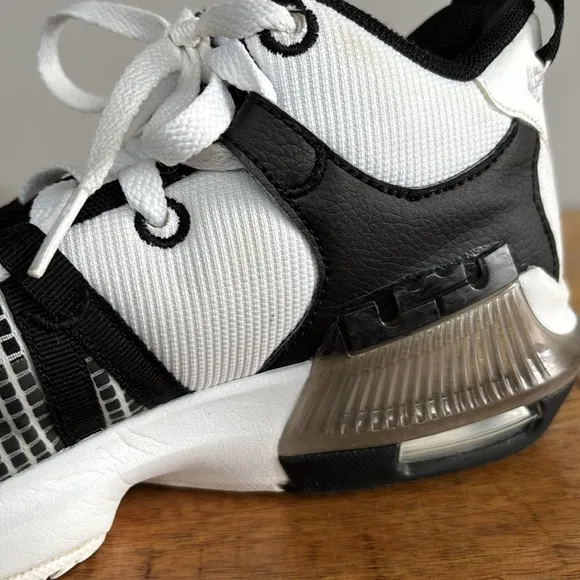 Nike LeBron Witness 7 Black and White Sneakers youth size 6