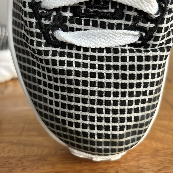 Nike LeBron Witness 7 Black and White Sneakers youth size 6