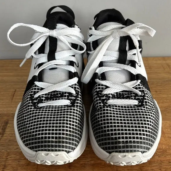Nike LeBron Witness 7 Black and White Sneakers youth size 6