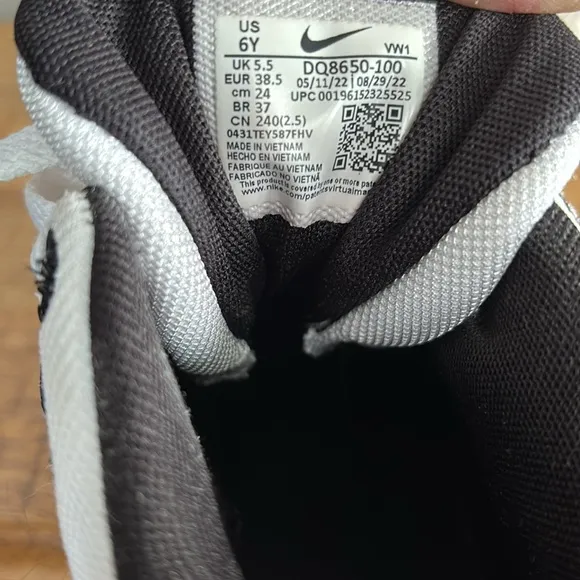 Nike LeBron Witness 7 Black and White Sneakers youth size 6