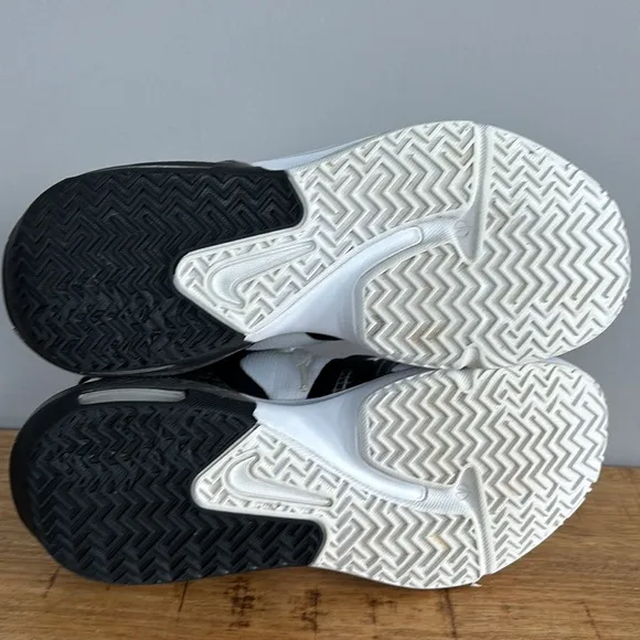Nike LeBron Witness 7 Black and White Sneakers youth size 6
