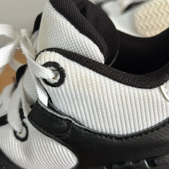 Nike LeBron Witness 7 Black and White Sneakers youth size 6