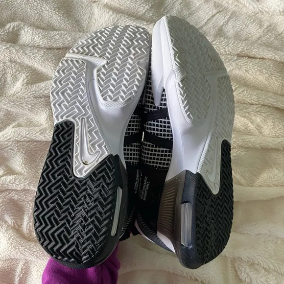 Nike Lebron Witness VII white black basketball sneakers