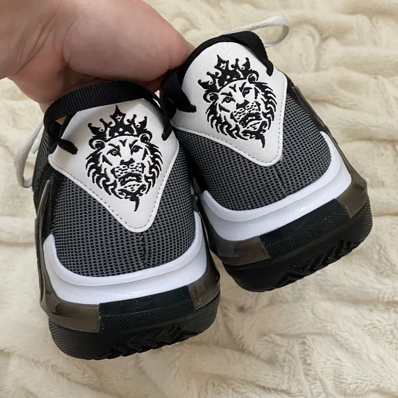 Nike Lebron Witness VII white black basketball sneakers